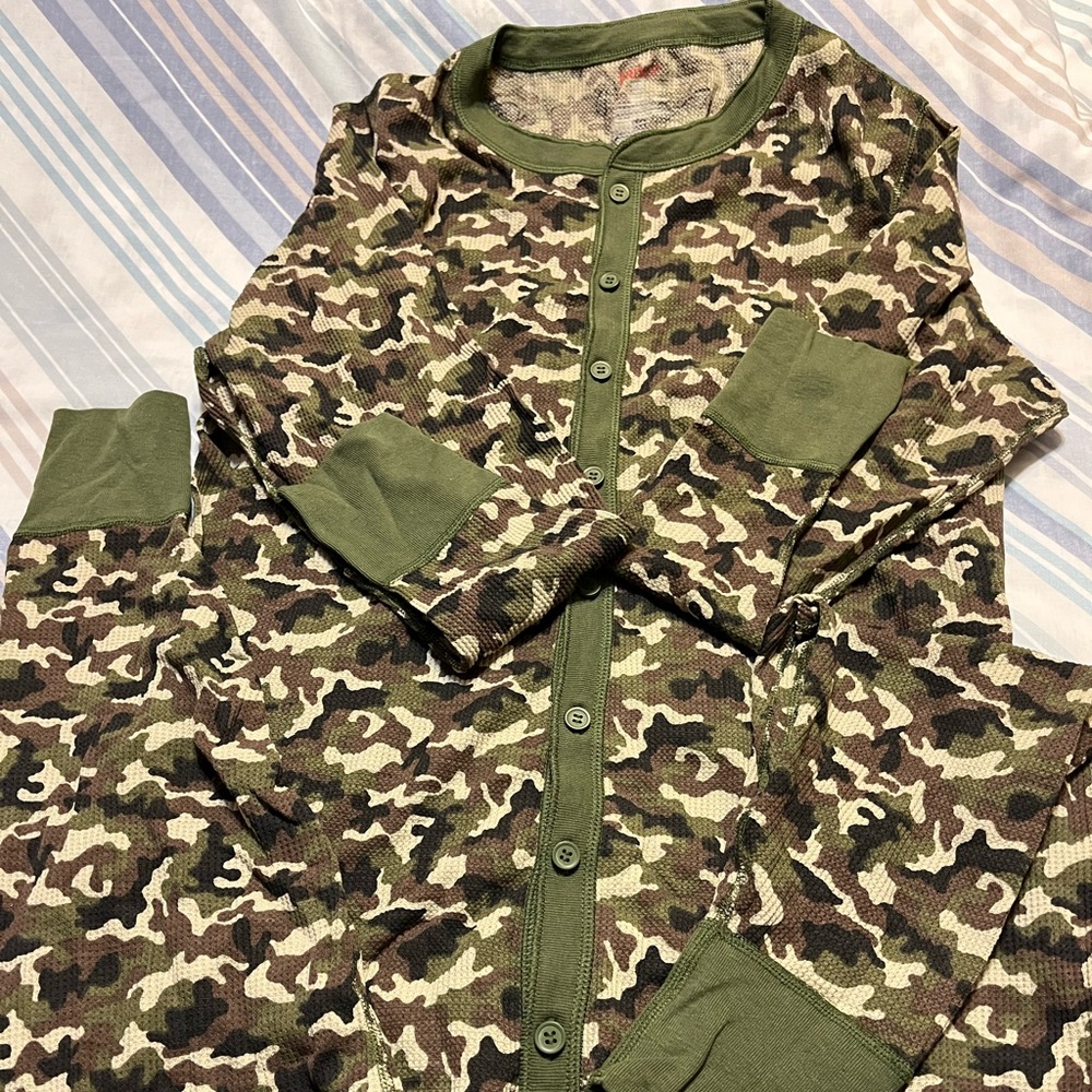 Men’s Camo Onezee by Hanes, size M